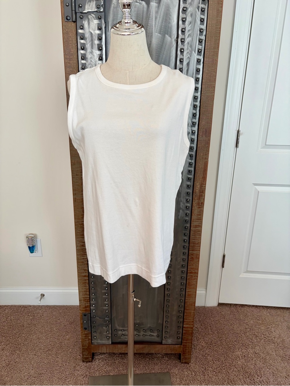 Duluth Trading Company Cotton Women's Sleeveless White Longtail T Tank Top - M
